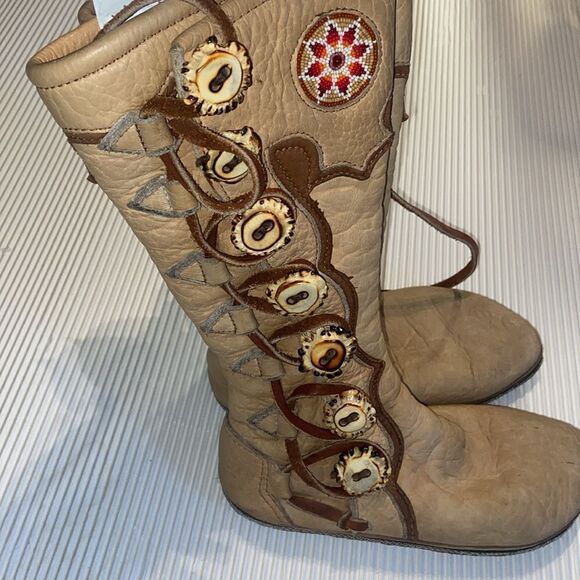 Custom Moccasin boots antler button lace closure Native American bead work 7.5 - Picture 14 of 14
